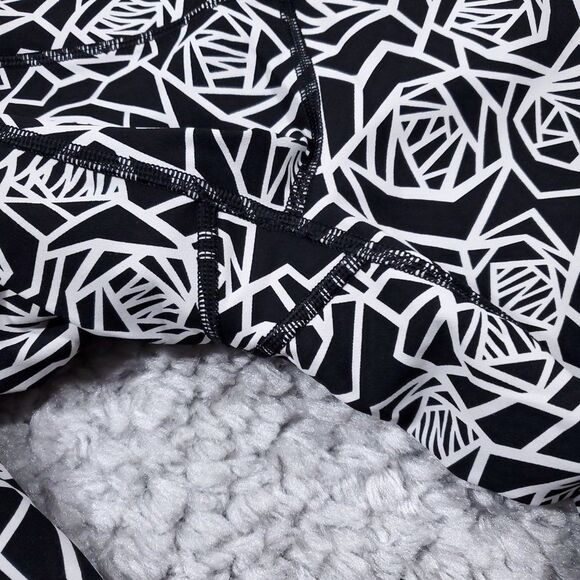 Lululemon High Times Leggings 3/4 Length Posey Black White Geometric Rose Size 4 - Picture 6 of 11